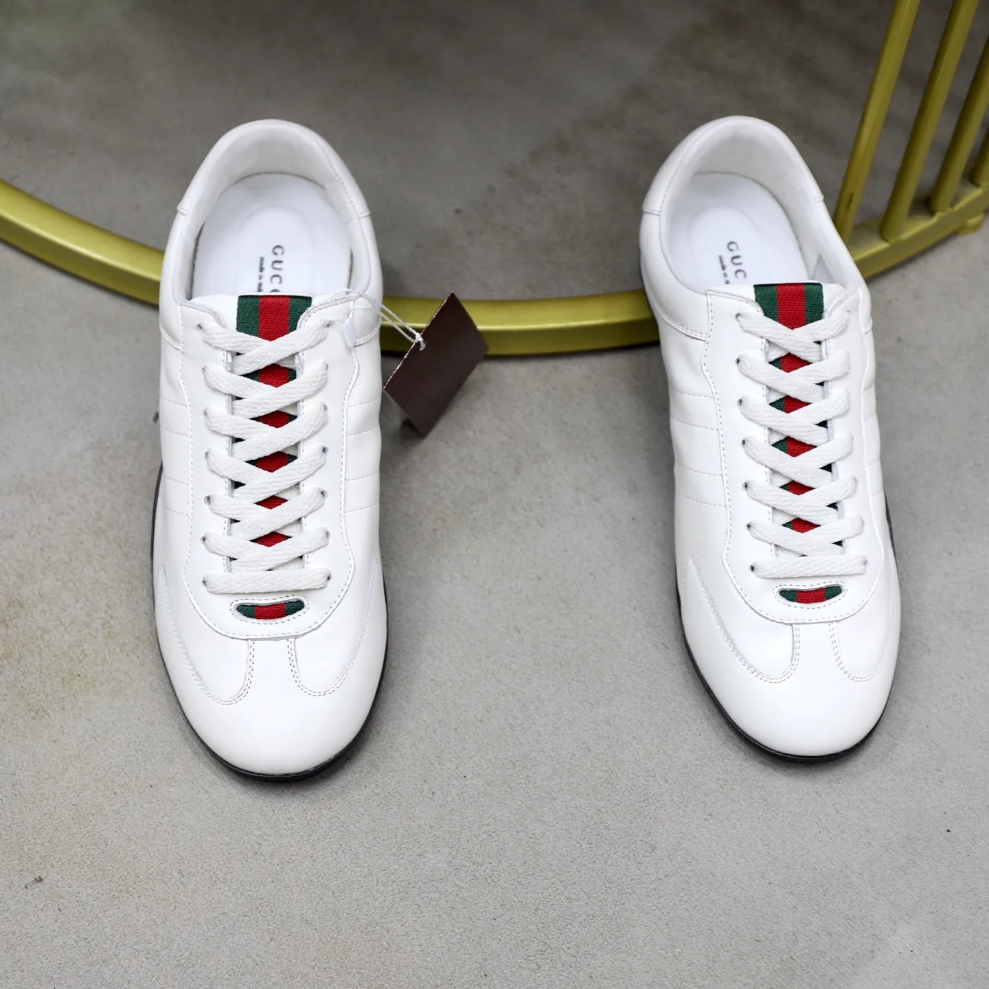 Ex-factory price: 580💰💰Gucci Shift series couple's sports shoes ❗❗ The Gucci Shift series is newly launched, with a lightweight design that reinterprets sports style. The neat silhouette adds a sense of freedom and exudes sophistication when moving. The webbing detail runs like an endless ribbon throughout the design, and the side seam details add a finishing touch. ❗Original development ❗Washed effect cowhide upper ❗Two-color Tpu outsole ❗Size: Female 35-41 Male 39-45